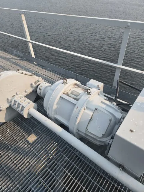 Gate hoist drive unit and gearbox